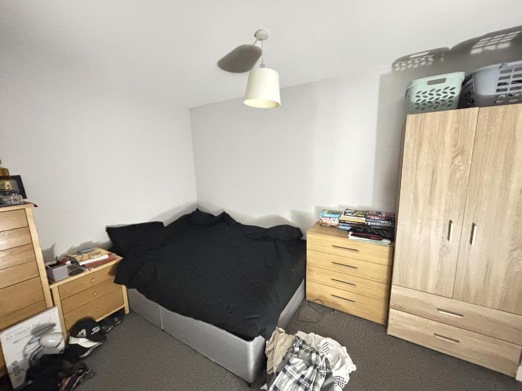 A cozy bedroom featuring a double bed with ampl...