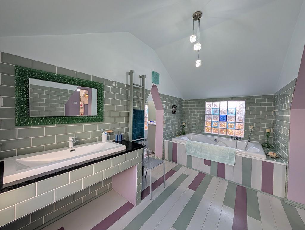 En-Suite Bathroom