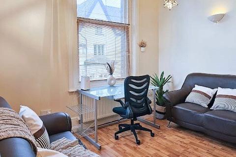 3 bedroom flat to rent, Carlton Road, Manchester, Greater Manchester, M16