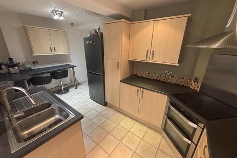 4 bedroom semi-detached house to rent, Ripon Grove, Sale