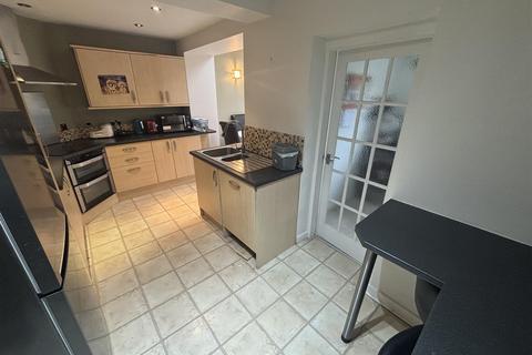 4 bedroom semi-detached house to rent, Ripon Grove, Sale