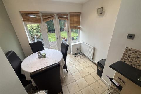 4 bedroom semi-detached house to rent, Ripon Grove, Sale