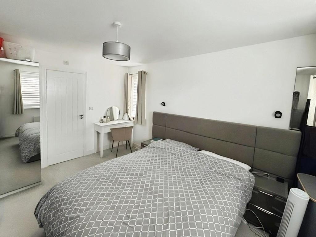 Master Bedroom (b)