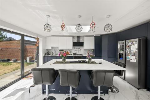 26 Westacott, Hayes, UB4 8AQ