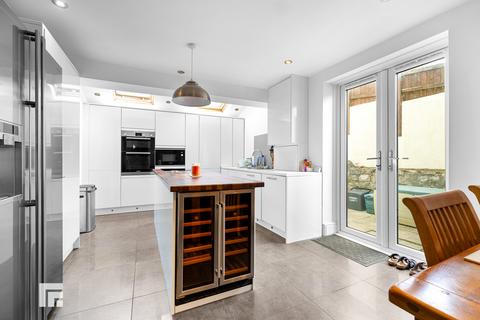 4 bedroom end of terrace house for sale, Plassey Street, Penarth CF64