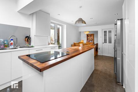 4 bedroom end of terrace house for sale, Plassey Street, Penarth CF64