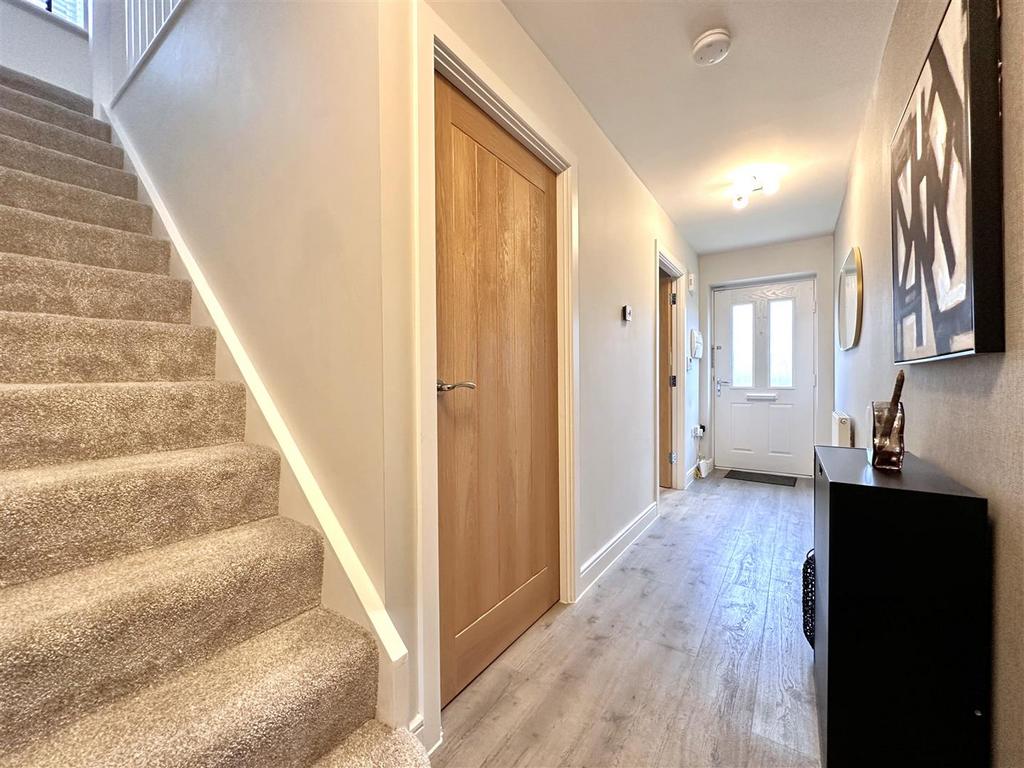 Inviting Entrance Hall 817