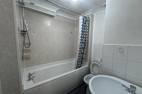 3 bedroom flat share to rent, 63A Alexandra Road
