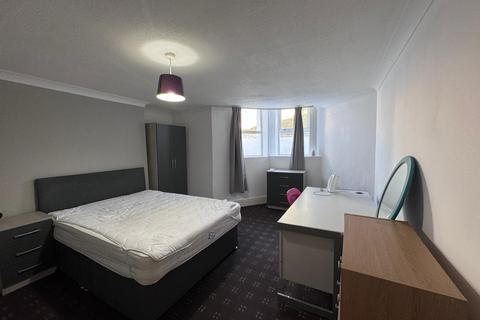 3 bedroom flat share to rent, 63A Alexandra Road