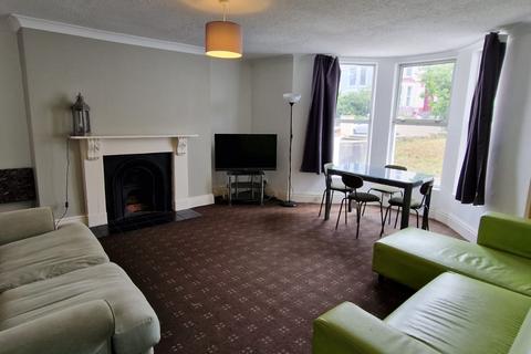 3 bedroom flat share to rent, 63A Alexandra Road