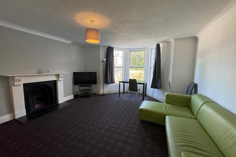 3 bedroom flat share to rent, 63A Alexandra Road
