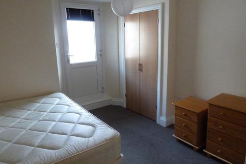 3 bedroom house share to rent, 39B Connaught Avenue