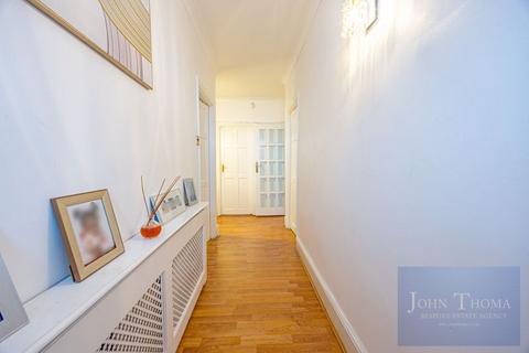4 bedroom semi-detached house to rent, Roding Lane North, Woodford Green IG8