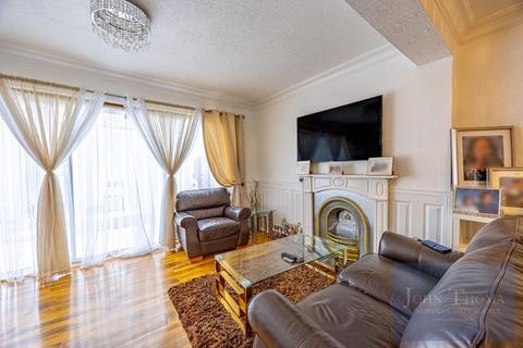 4 bedroom semi-detached house to rent, Roding Lane North, Woodford Green IG8