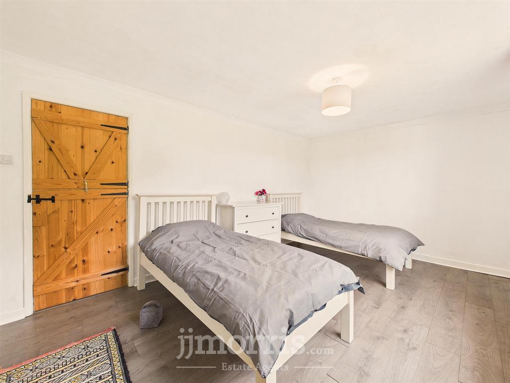 CAM05297 G0-PR0099-STILL018.jpg