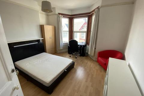 4 bedroom house share to rent, 32 Eton Place