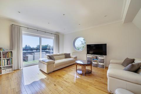 3 bedroom apartment for sale, Welcote Drive, Northwood, Middlesex