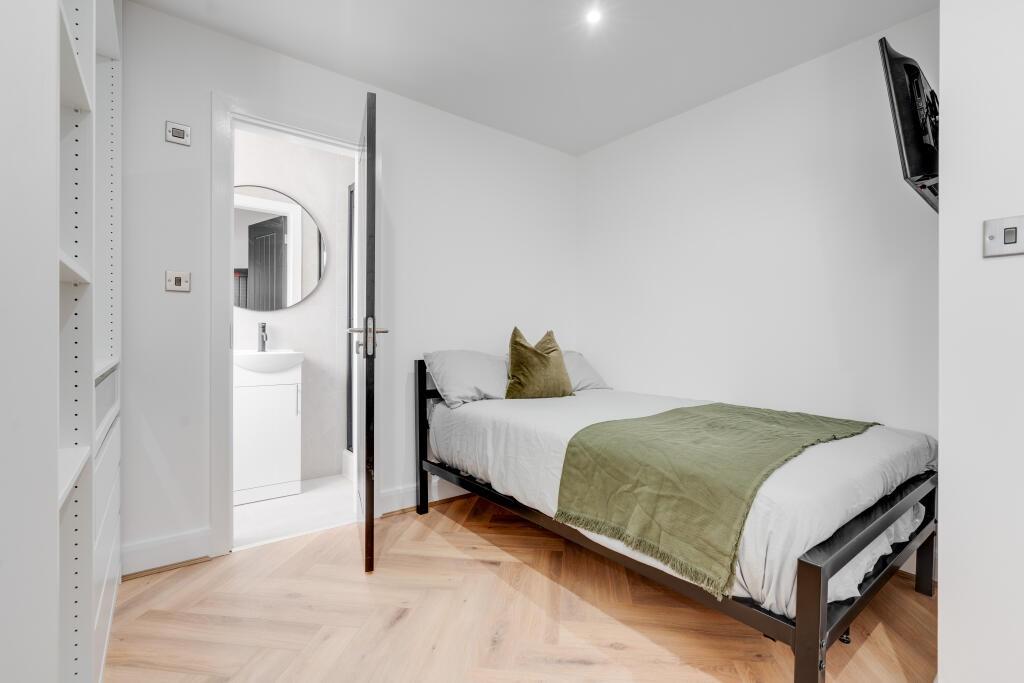 A bright and well-maintained double bedroom fea...