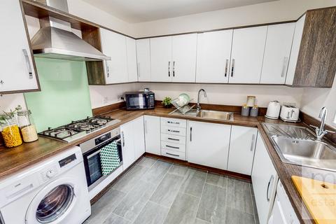 6 bedroom end of terrace house to rent, Bute Avenue, Nottingham NG7