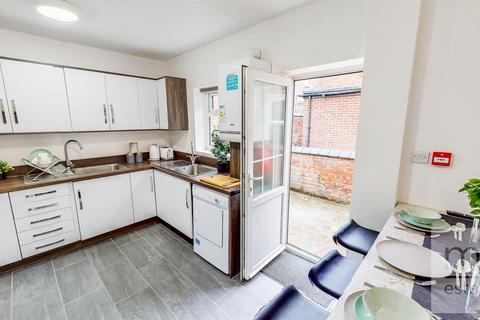 6 bedroom end of terrace house to rent, Bute Avenue, Nottingham NG7