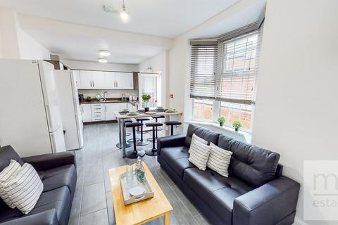 6 bedroom end of terrace house to rent, Bute Avenue, Nottingham NG7