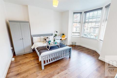 6 bedroom end of terrace house to rent, Bute Avenue, Nottingham NG7