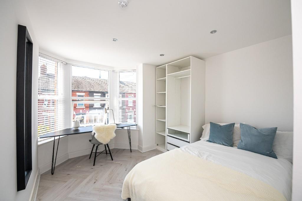 Bright and airy single bedroom with large windo...