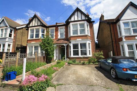 3 bedroom flat to rent, Meteor Road, Westcliff-On-Sea