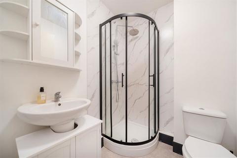 Studio to rent, Brent Cross Gardens, London NW4