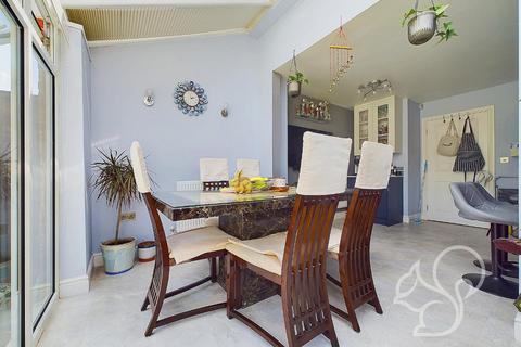 4 bedroom semi-detached house for sale, Woden Avenue, Stanway