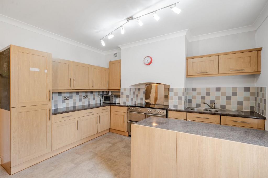 Kitchen 2.jpg