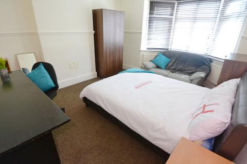 6 bedroom detached house to rent, Johnson Road, Nottingham NG7