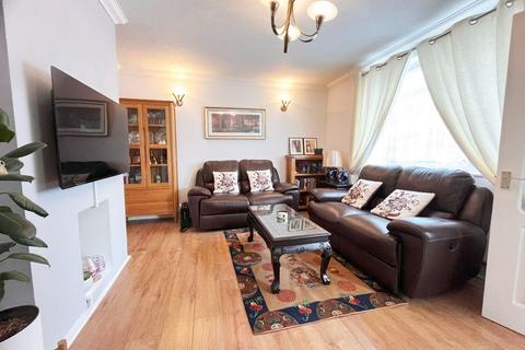 2 bedroom end of terrace house for sale, Charlbury Crescent, Romford