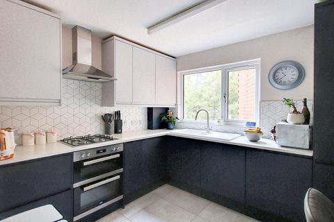 3 bedroom flat for sale, Campion Close, Croydon