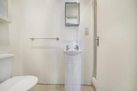 Studio to rent, Wrights Lane, W8