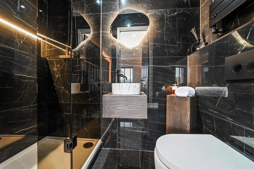 En suite to bedroom one