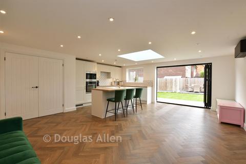 4 bedroom end of terrace house for sale, Kingston Hill Avenue, Chadwell Heath, Essex