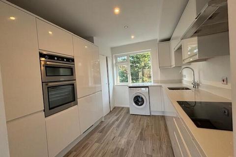 2 bedroom apartment to rent, Woodsome Lodge, Weybridge