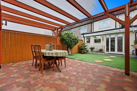 4 bedroom terraced house for sale, Crowlands Avenue, Romford, RM7