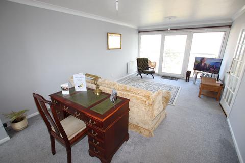 2 bedroom flat for sale, Mansfield Towers, Marine Parade East, CO15