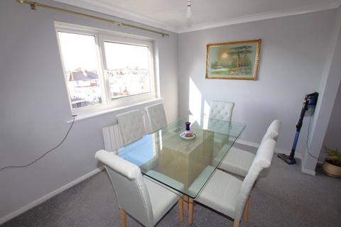 2 bedroom flat for sale, Mansfield Towers, Marine Parade East, CO15