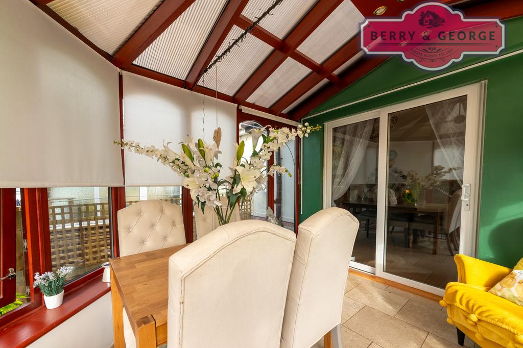 Sun room / diner