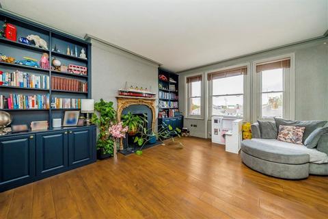 3 bedroom flat for sale, Castelnau, London SW13