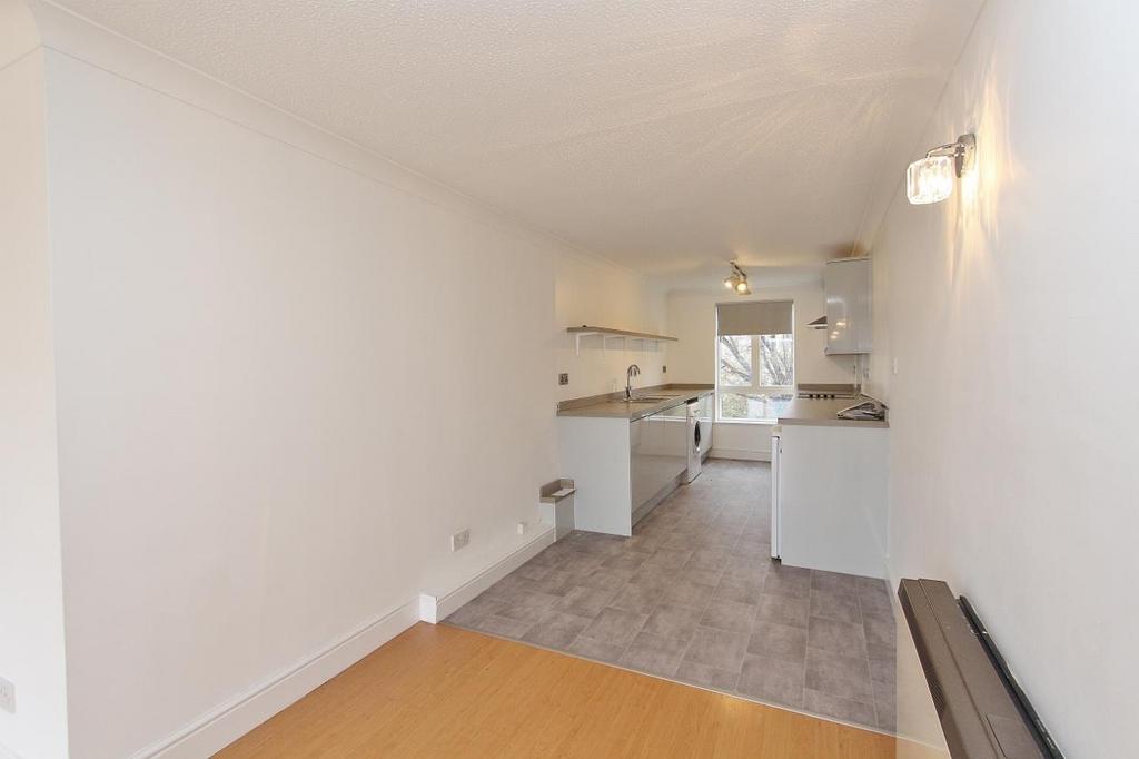 6 Perretts Court, Cumberland Road 2 bed apartment - £1,800 pcm