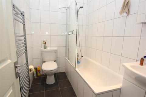 Studio to rent, Green Lanes, London N13