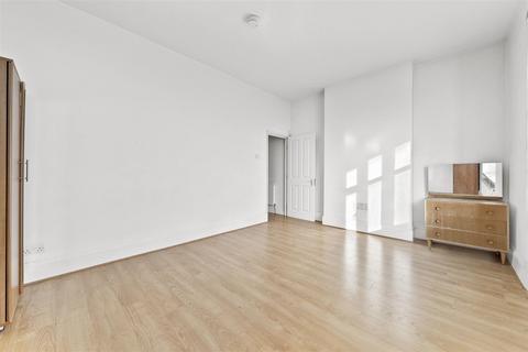 Studio to rent, Green Lanes, London N13