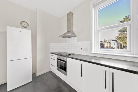 Studio to rent, Green Lanes, London N13