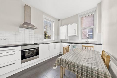 Studio to rent, Green Lanes, London N13