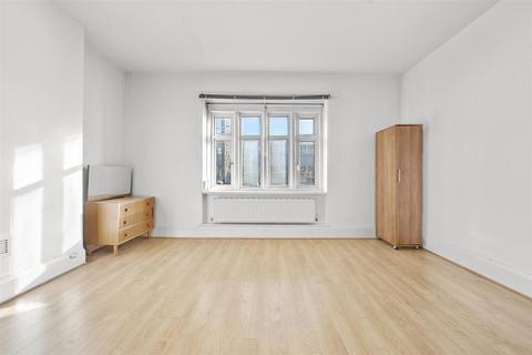 Studio to rent, Green Lanes, London N13