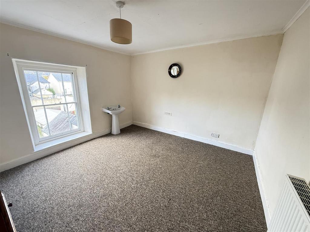 Rear bedroom 4